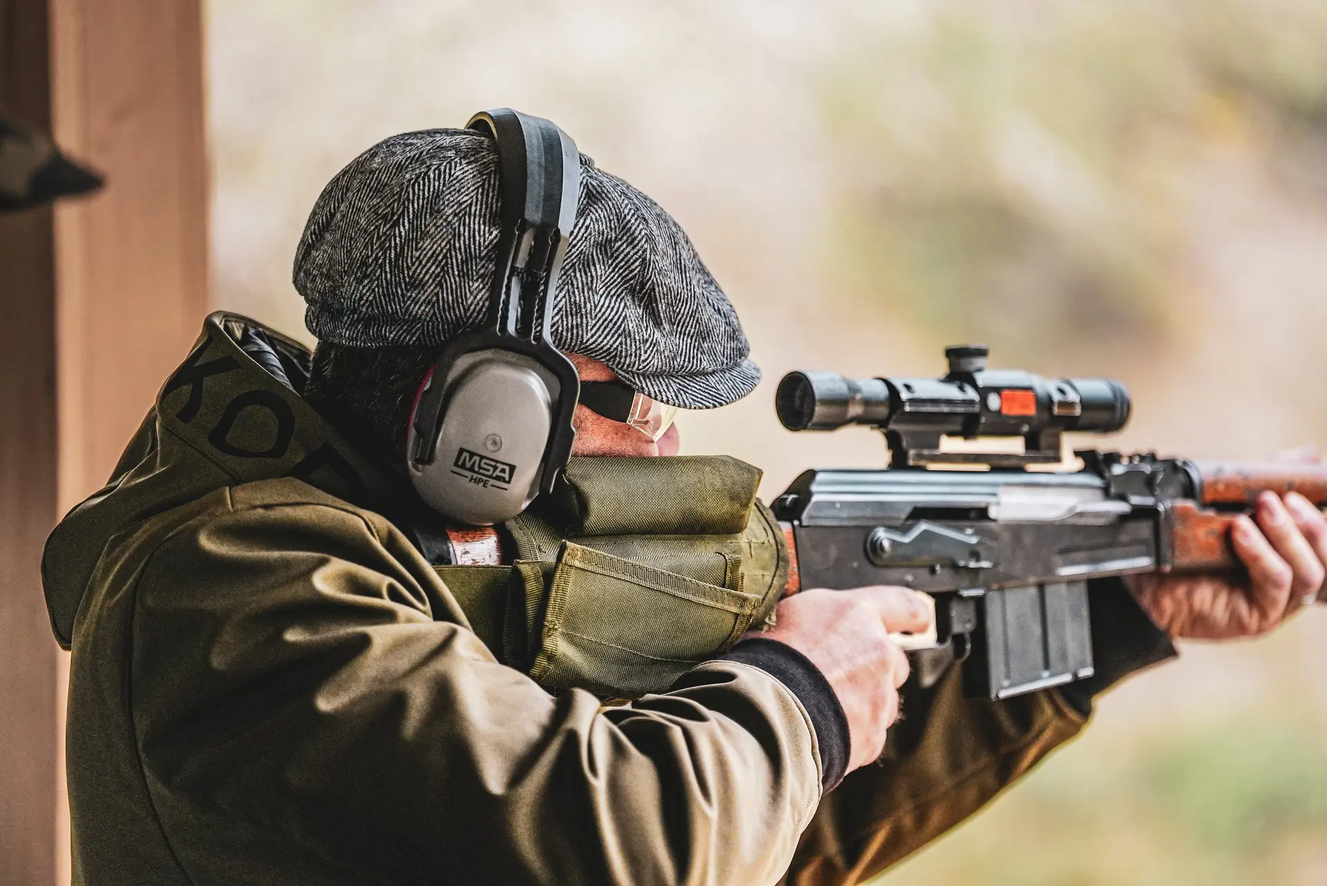 Strelac gađa iz puške sa optikom na Alpha strelištu u Beogradu